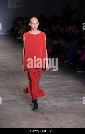 San Paolo del Brasile. Xxv Aprile, 2018. Modelli di creazioni di usura dalla Beira raccolta, durante il Sao Paulo Fashion Week. Credito: Leco Viana/Thenews2/Pacific Press/Alamy Live News Foto Stock