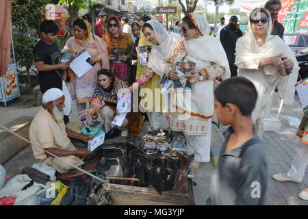 Lahore, Pakistan. 26 apr, 2018. Leader del Pakistan Tehreek-e-Insaf (PTI) Donne ala Jamshed Mussarat Cheema, Sadia Sohail Rana e altri attivisti le donne stanno distribuendo opuscoli tra le persone nei mercati locali. Credito: Rana Sajid Hussain/Pacific Press/Alamy Live News Foto Stock