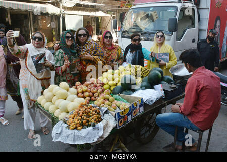 Lahore, Pakistan. 26 apr, 2018. Leader del Pakistan Tehreek-e-Insaf (PTI) Donne ala Jamshed Mussarat Cheema, Sadia Sohail Rana e altri attivisti le donne stanno distribuendo opuscoli tra le persone nei mercati locali. Credito: Rana Sajid Hussain/Pacific Press/Alamy Live News Foto Stock