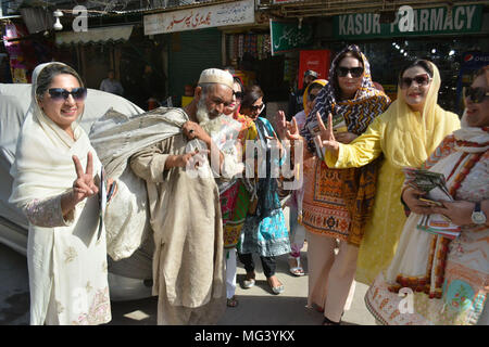 Lahore, Pakistan. 26 apr, 2018. Leader del Pakistan Tehreek-e-Insaf (PTI) Donne ala Jamshed Mussarat Cheema, Sadia Sohail Rana e altri attivisti le donne stanno distribuendo opuscoli tra le persone nei mercati locali. Credito: Rana Sajid Hussain/Pacific Press/Alamy Live News Foto Stock