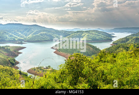 Pomeriggio soleggiato sulla collina lago di idrogeno Ta sterco. Foto Stock