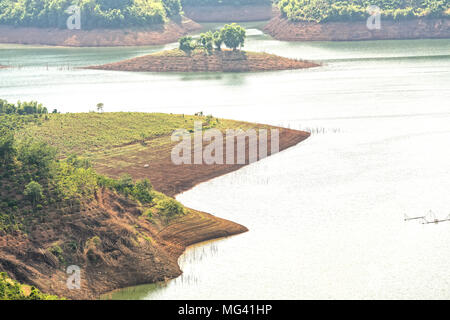 Pomeriggio soleggiato sulla collina lago di idrogeno Ta sterco. Foto Stock