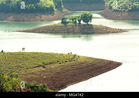 Pomeriggio soleggiato sulla collina lago di idrogeno Ta sterco. Foto Stock