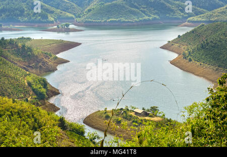 Pomeriggio soleggiato sulla collina lago di idrogeno Ta sterco. Foto Stock