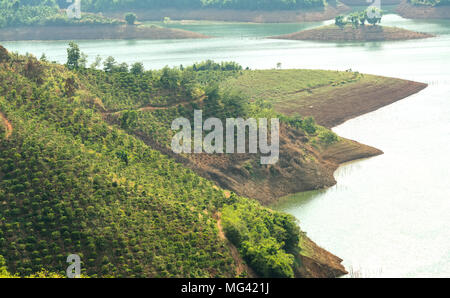 Pomeriggio soleggiato sulla collina lago di idrogeno Ta sterco. Foto Stock