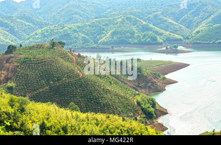 Pomeriggio soleggiato sulla collina lago di idrogeno Ta sterco. Foto Stock