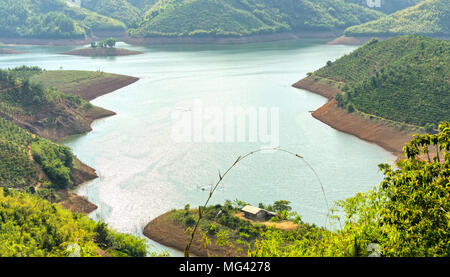 Pomeriggio soleggiato sulla collina lago di idrogeno Ta sterco. Foto Stock