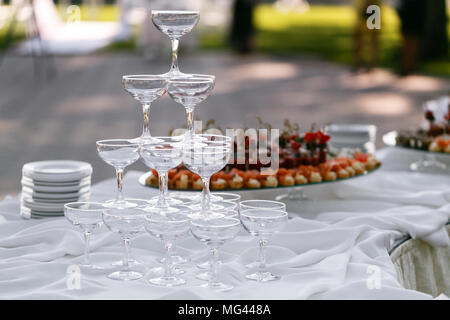 Bicchiere di champagne con tartine e spuntini a tavolo buffet. Summer party all'aperto. Foto Stock