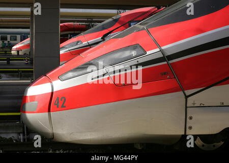 Frecciarossa 1000 (ETR 400) 400km orari di treni ad alta velocità a Torino presso la stazione ferroviaria di Porta Nuova, Italia. Foto Stock