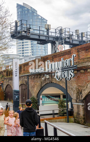 Un ingresso in Gunwharf Quays shopping center a Portsmouth, attraverso un tunnel sotto una linea ferroviaria. Foto Stock