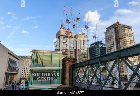 Gru a torre sul nuovo parzialmente completata Southbank collocare blocchi di appartamenti residenziali di sviluppo complessi a Lambeth, London SE1 Foto Stock