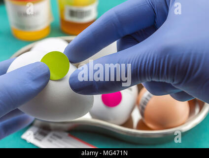 Marca scientifica con etichetta uova in cattive condizioni per esaminare in laboratorio clinico, immagine concettuale Foto Stock