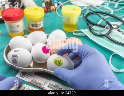 Marca scientifica con etichetta uova in cattive condizioni per esaminare in laboratorio clinico, immagine concettuale Foto Stock