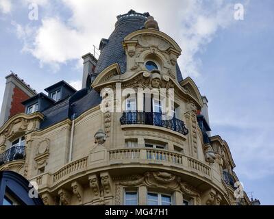 Balcone in un terzo Arrondissement Haussmann palazzo che si affaccia sulla Boulevard Beaumarchais, Parigi, Francia. Foto Stock