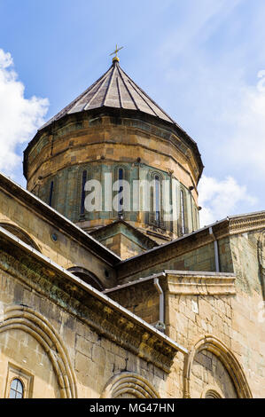 La torre della cattedrale di Svetitskhoveli (pilastro vivente cattedrale), un Cattedrale Ortodossa Georgiana, Mtskheta, Georgia. Patrimonio Mondiale UNESCO Foto Stock