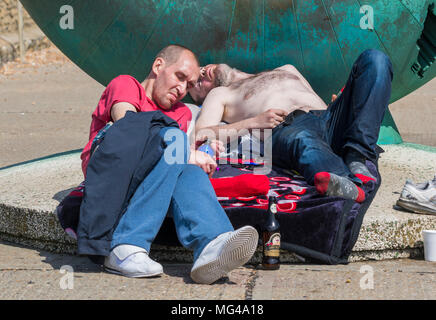 Gli uomini sembrano essere senzatetto e dormire in modo irregolare a Brighton, East Sussex, Inghilterra, Regno Unito. Il fenomeno dei senzatetto UK. Foto Stock