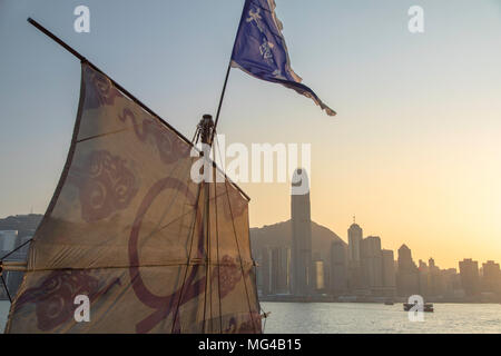 Immondizia barca nel porto Victoria, Isola di Hong Kong, Hong Kong Foto Stock