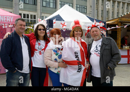 Gruppo di celebranti al St.George's Day Parade, Nottingham. Foto Stock