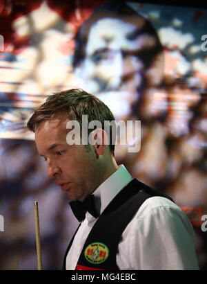 Ali Carter prima della sua partita contro Ronnie O'Sullivan durante il giorno sette del 2018 Betfred nel Campionato del Mondo a crogiolo, Sheffield. Foto Stock