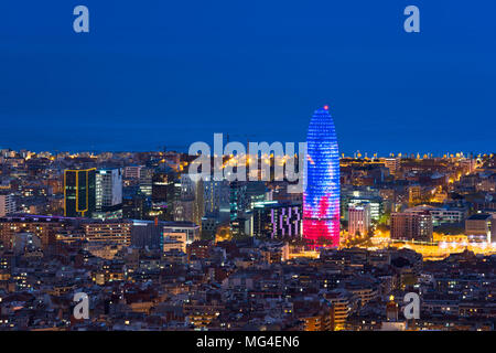 Scenic vista aerea della città di Barcellona il grattacielo e lo skyline di notte a Barcellona, Spagna. Foto Stock