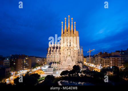 Barcellona, Spagna - Aprile 10,2018 : vista notturna della Sagrada Familia, una grande chiesa cattolica romana a Barcellona, Spagna, progettato dall architetto catalano Foto Stock