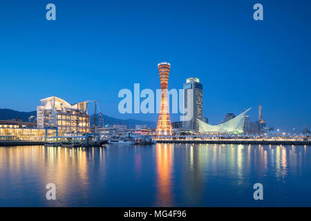 La torre di porto e il Museo Marittimo al crepuscolo, Kobe, Kansai, Giappone Foto Stock