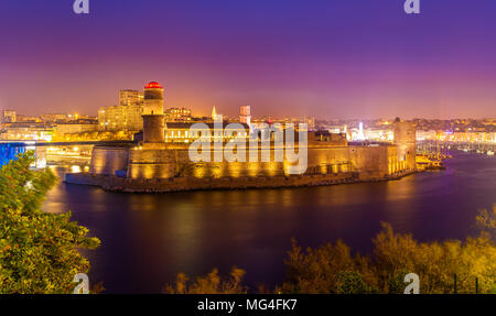 Vista notturna di Fort Saint-Jean a Marsiglia, Francia Foto Stock