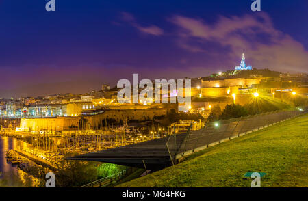 Vista notturna di Fort San Nicolas e Notre-Dame-de-la-Garde in Mar Foto Stock