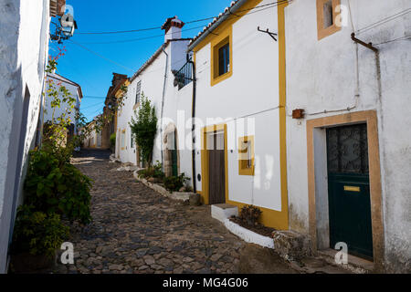 Vista di una stretta strada di ciottoli dentro le mura del castello del villaggio di Castelo de Vide , Alentejo, Portogallo; viaggi in Portogallo Foto Stock