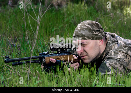 Immagine di un giovane con un fucile ad aria compressa Foto Stock