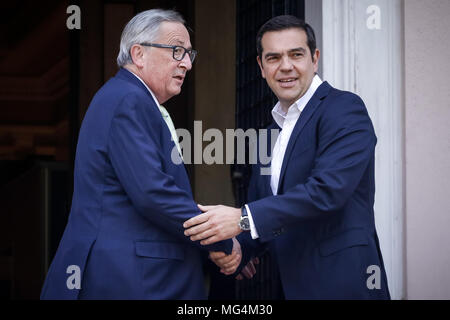 Atene, Grecia Aprile 26,2018:Primo Ministro greco Al. Tsipras (R) accoglie favorevolmente il Presidente della Commissione Europea Jean Claude Juncker ,a Maximos Mansion. Junc Foto Stock