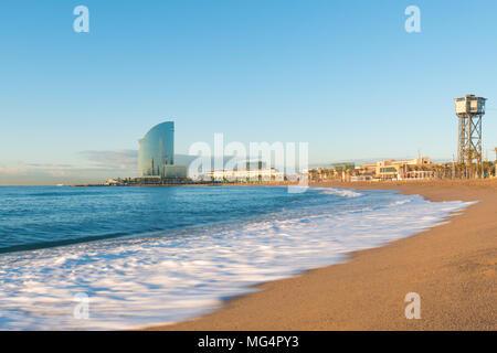 Spiaggia di Barceloneta a Barcellona con colorati sky a sunrise. Lungomare spiaggia,Costa in Spagna. Sobborgo di Barcellona e della Catalogna Foto Stock