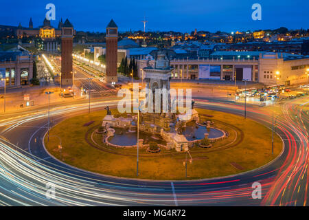 Vista panoramica di Plaça d'Espanya a Barcellona durante la notte. Questo iconico Square è situato ai piedi del Montjuic ed è un importante punto di riferimento in Barcellona, Foto Stock