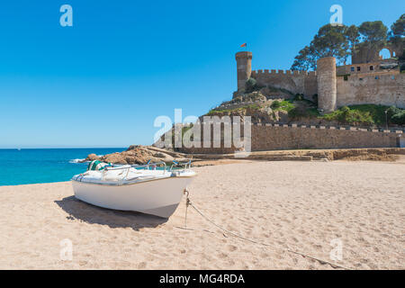 Spiaggia di Tossa de Mar e fortezza in un bellissimo giorno di estate in Costa Brava Catalogna Foto Stock