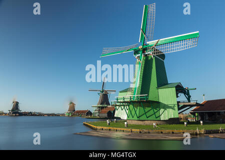 La filatura mulini a vento di Zaanse Schans la sera vicino a Zaandam come sean dal molo, Paesi Bassi Foto scattata il 16 aprile 2018 Foto Stock