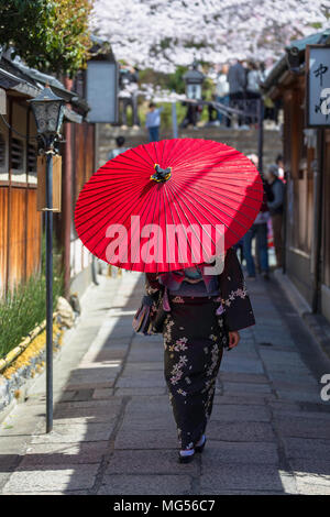 Donna in kimono camminando lungo la corsia di Higashiyama meridionale, Kyoto, Kansai, Giappone (MR) Foto Stock