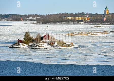 La vita sulle isole. Isola dell arcipelago di Helsinki sullo sfondo della Fortezza di Suomenlinna, Finlandia. Inizio della primavera Foto Stock