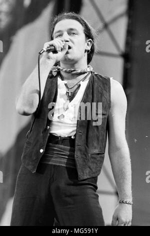 U2 classico pop concert Elland Road 1990/credito: Simon DELTA NAT GAS PER Hickes Foto Stock