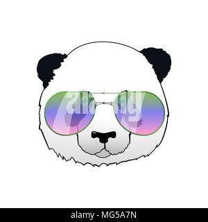 Disegnata a mano panda in occhiali da sole. Hipster orso panda illustrazione. Ritratto con occhiali a specchio. Fresco di stampa divertenti per t-shirt o carta. Foto Stock