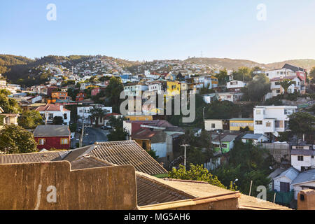 Cerro Concepcion quartiere in Valparaiso, in Cile. Moltitudine di case colorate seduto in cima alla collina di Concepcion. Ripresa in grandangolo. Foto Stock