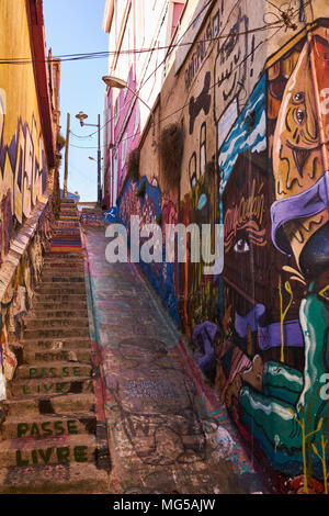 Scale colorate e arte di strada in Valparaiso, in Cile. Angolo basso. Foto Stock