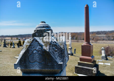 Cimitero di pietre della tomba nel cimitero che mostra le sculture su pietra Foto Stock