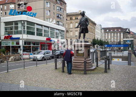 Berlino. Germania. Statua del principe Leopold von Dessau (1676-1747), il Maresciallo di Campo nell'esercito prussiano, sulla Wilhelmplatz / Mohrenstraße. Furst Leopoldo v Foto Stock