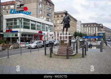 Berlino. Germania. Statua del principe Leopold von Dessau (1676-1747), il Maresciallo di Campo nell'esercito prussiano, sulla Wilhelmplatz / Mohrenstraße. Furst Leopoldo v Foto Stock