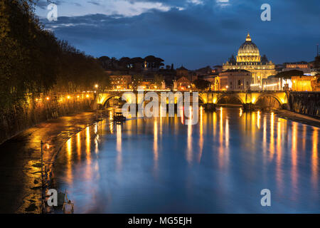 Vista notte presso la cattedrale di San Pietro a Roma, Italia. Foto Stock