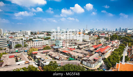 BANGKOK IN THAILANDIA - Gennaio 19, 2016: vista panoramica a edifici di Bangkok e parte di Wat Saket dalla sommità del Monte d'oro a Bangkok il Jan 19, 2016. Foto Stock