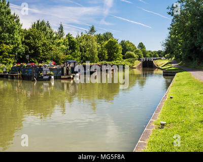 Case galleggianti ormeggiate sul Kennet and Avon Canal vicino al volo famoso di serrature a Caen Hill nel Wiltshire. Foto Stock