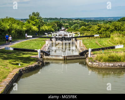 Il volo famoso di serrature a Caen Hill sul Kennet and Avon Canal nel Wiltshire. Foto Stock