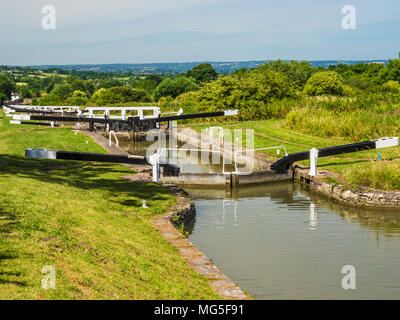 Il volo famoso di serrature a Caen Hill sul Kennet and Avon Canal nel Wiltshire. Foto Stock