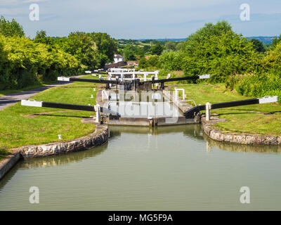 Il volo famoso di serrature a Caen Hill sul Kennet and Avon Canal nel Wiltshire. Foto Stock